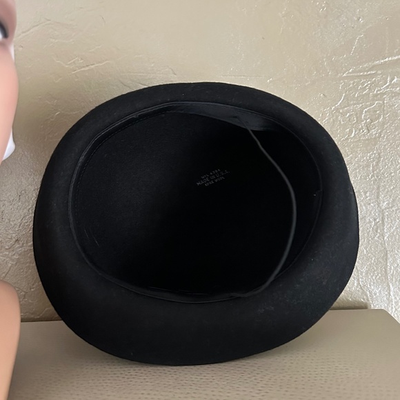 DRAMATIC 1940s\' BLACK FELT \